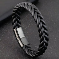 Bracelet en cuir noir torsadé avec fermoir métallique argenté lisse, style homme élégant.