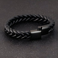 Bracelet torsadé en cuir noir avec fermoir magnétique noir mat, modèle masculin.