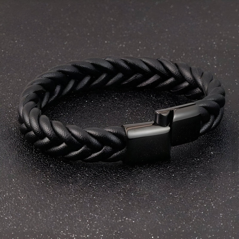 Bracelet torsadé en cuir noir avec fermoir magnétique noir mat, modèle masculin.