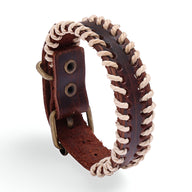 Bracelet en cuir marron tressé avec fil beige, fermeture réglable à boucle métallique bronze.