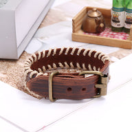 Bracelet homme marron en cuir tressé avec coutures blanches et boucle métallique dorée.