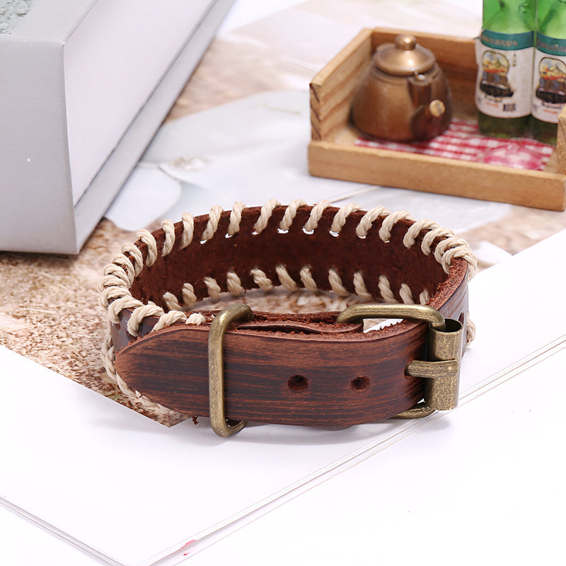 Bracelet homme marron en cuir tressé avec coutures blanches et boucle métallique dorée.