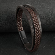 Bracelet homme en cuir marron tressé avec fermeture magnétique noire élégante.