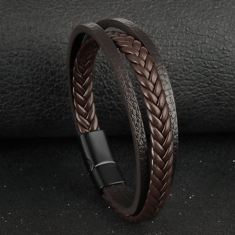 Bracelet homme en cuir marron tressé avec fermeture magnétique noire élégante.