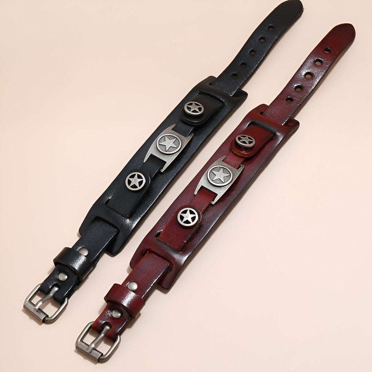Bracelet homme en cuir noir avec trio d'étoiles métalliques argentées, boucle argentée  .