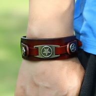 Bracelet en cuir marron foncé avec trois étoiles métalliques pour homme, modèle Falcon.
