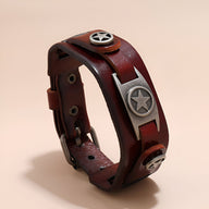 Bracelet en cuir marron foncé avec trois étoiles métalliques gravées, style vintage pour homme.
