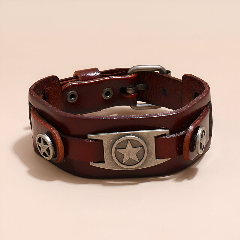 Bracelet en cuir marron pour homme avec trois étoiles métalliques et fermoir à boucle.
