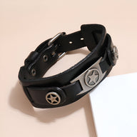 Bracelet en cuir noir homme avec trois étoiles métalliques et boucle ardillon argentée.