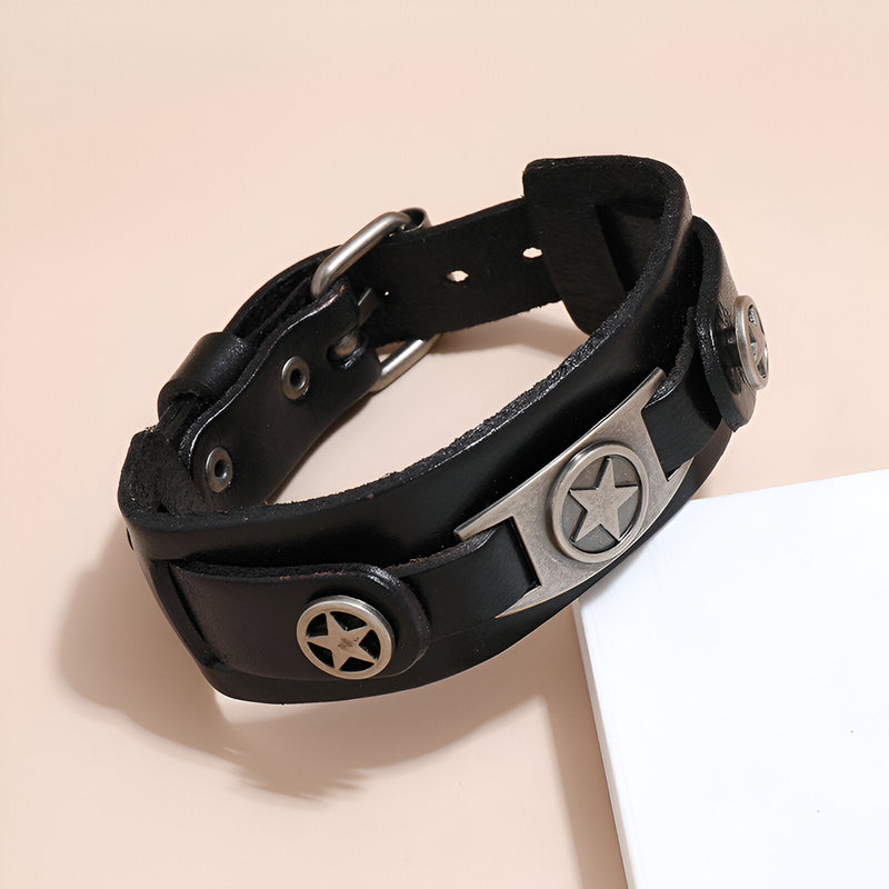 Bracelet en cuir noir homme avec trois étoiles métalliques et boucle ardillon argentée.