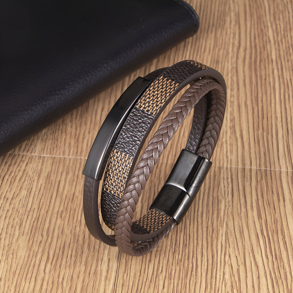 Bracelet multi-rangs marron avec tressage en cuir et motif damier, fermeture magnétique noire en métal.