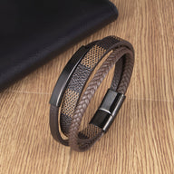 Bracelet multi-rangs marron avec tressage en cuir et motif damier, fermeture magnétique noire en métal.