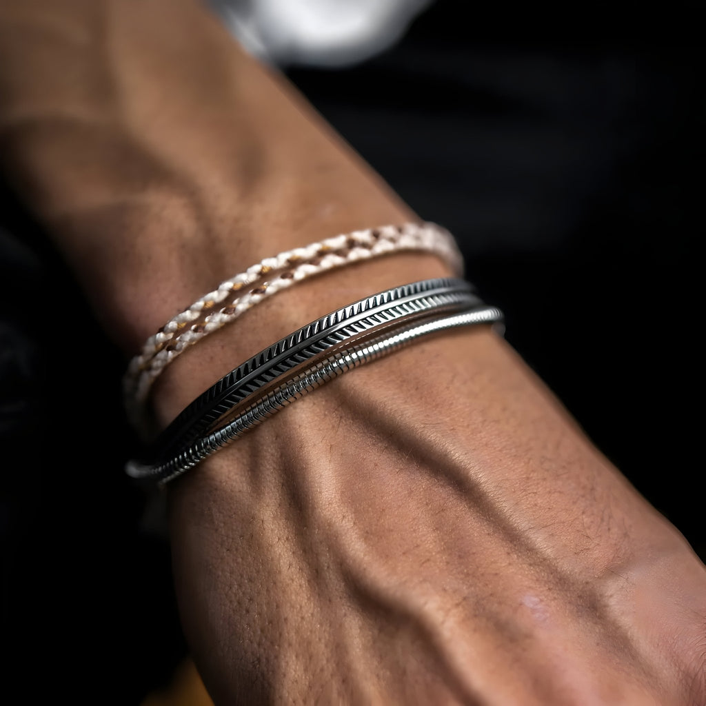 Bracelet en cuivre plaqué argent effet tressé et chaîne fine élégante pour homme, style contemporain.