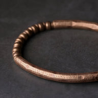 Bracelet en cuivre martelé avec perles lisses, finition marron, style raffiné et mixte.