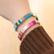 Bracelets en émail aux couleurs vives, l'un turquoise et beige, l'autre rose et bordeaux, style Calypso.