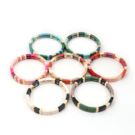 Set de huit bracelets en émail colorés avec sections dorées, style Calypso femme.