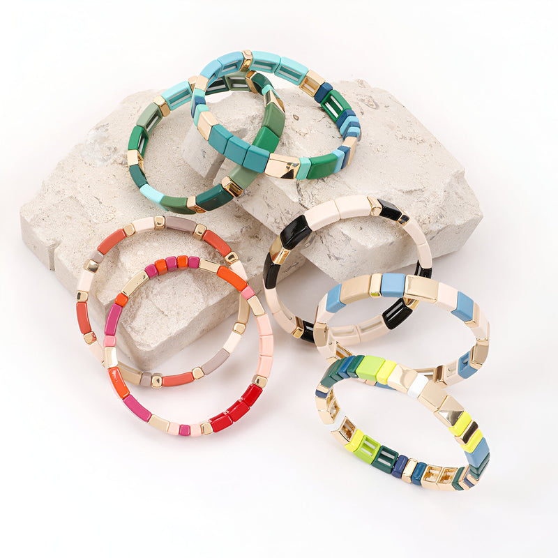 Bracelets en émail multicolores tons pastel et vifs, design rond moderne pour femme.