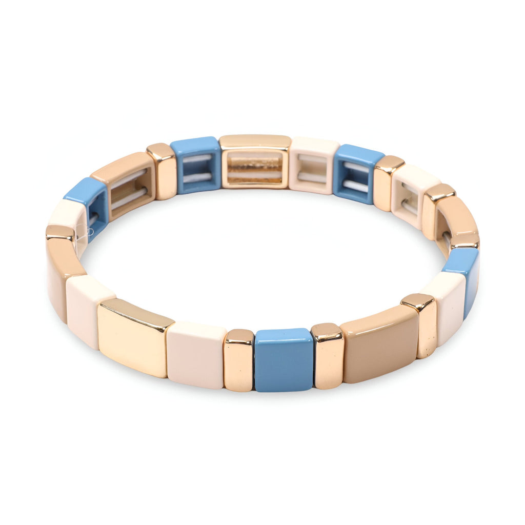 Bracelet émail carré aux tons beige, bleu, marron et or, style Calypso pour femme.
