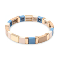 Bracelet émail carré aux tons beige, bleu, marron et or, style Calypso pour femme.