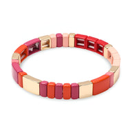 Bracelet en émail multicolore avec maillons rectangulaires rouges, roses, pêche et dorés, style Calypso.