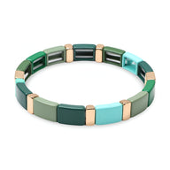 Bracelet en émail multicolore vert, bleu et beige avec séparateurs dorés, style moderne pour femme.