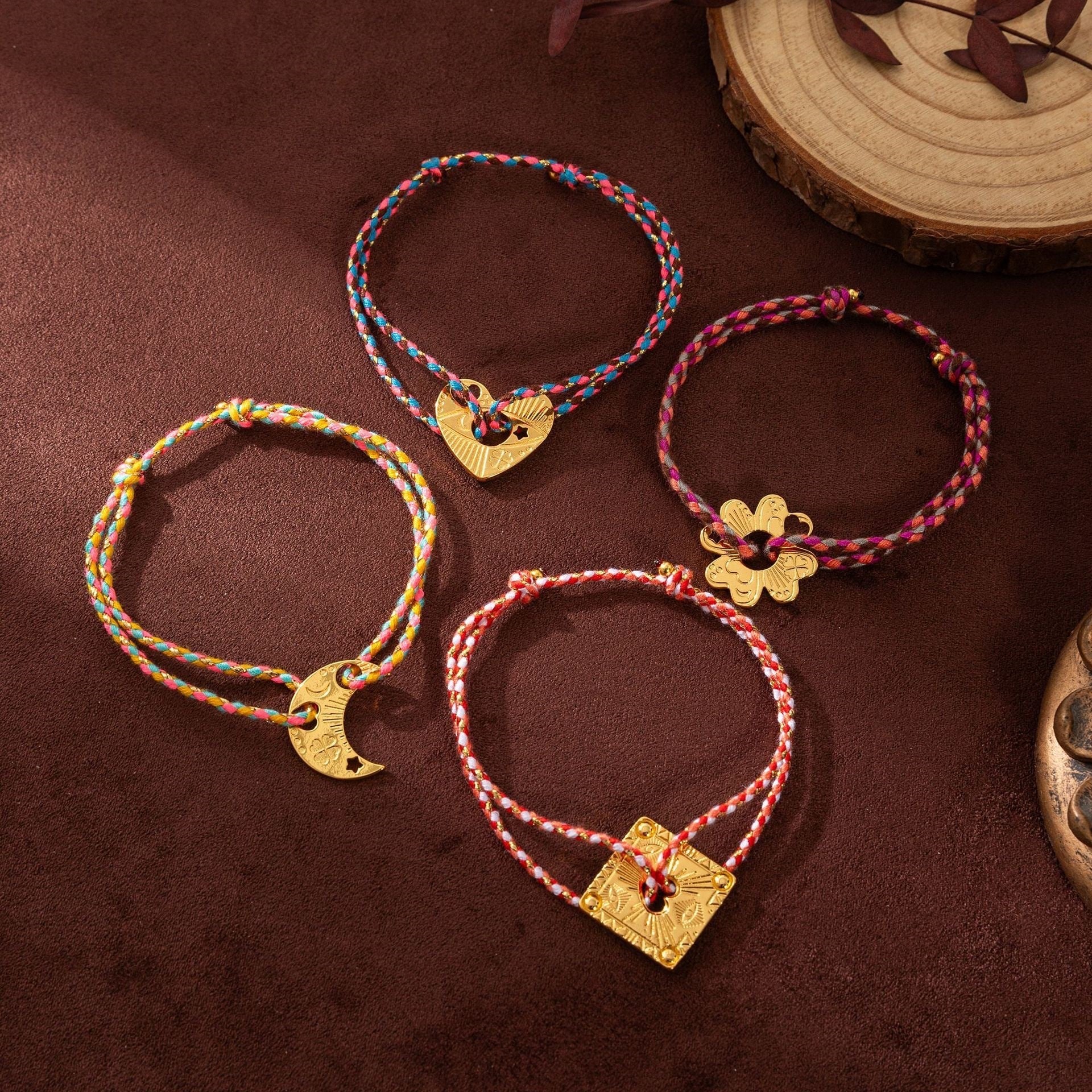 Pulsera de hilo trenzado, medallón dorado brillante, joya delicada para acompañar su estilo a diario, modelo Sumia