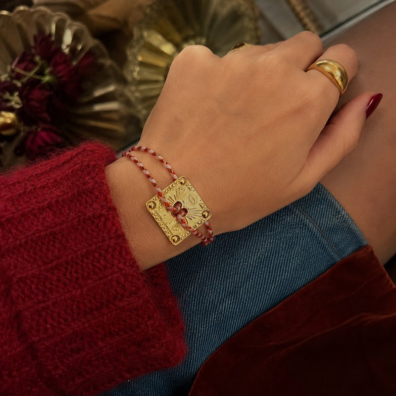 Pulsera de hilo trenzado, medallón dorado brillante, joya delicada para acompañar su estilo a diario, modelo Sumia