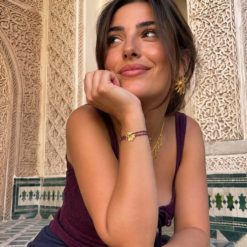 Pulsera de hilo trenzado, medallón dorado brillante, joya delicada para acompañar su estilo a diario, modelo Sumia