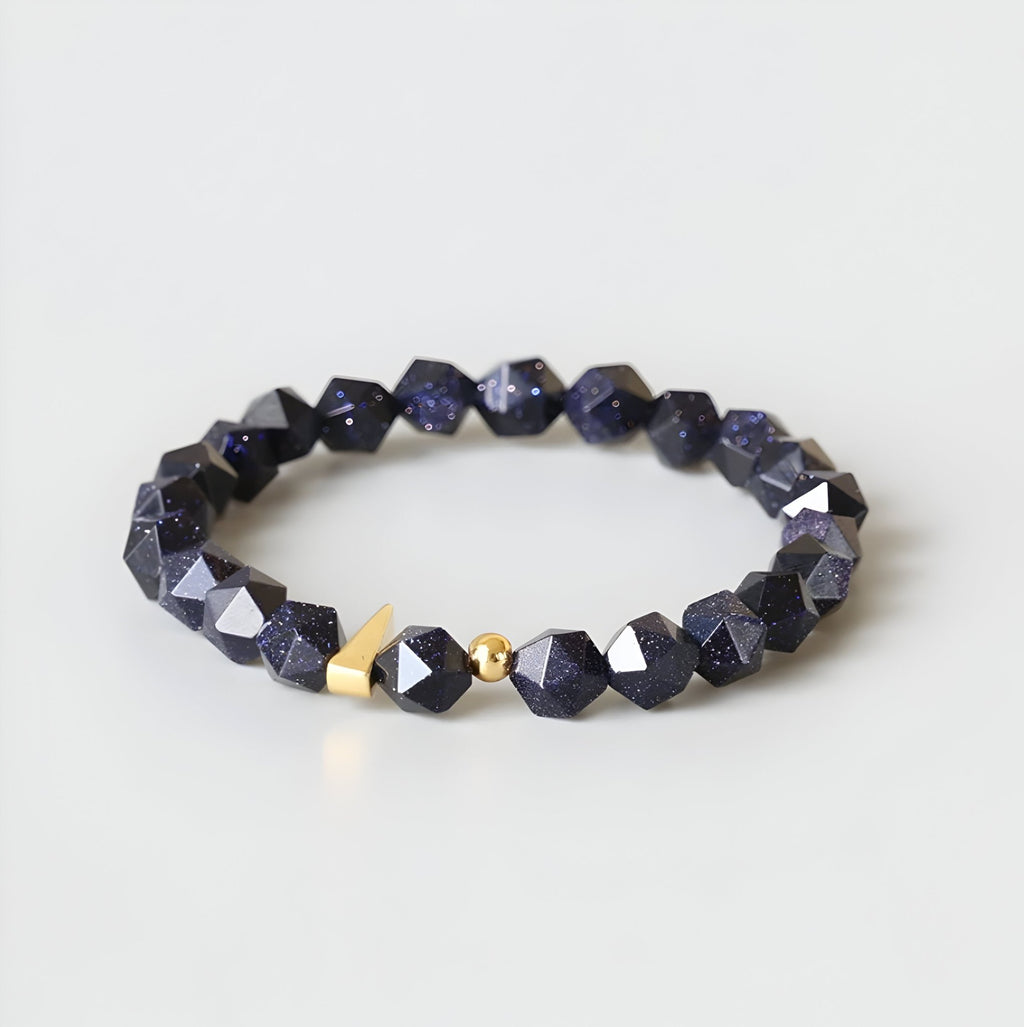 Bracelet mixte en grès bleu facetté avec perles dorées, style élégant et moderne.