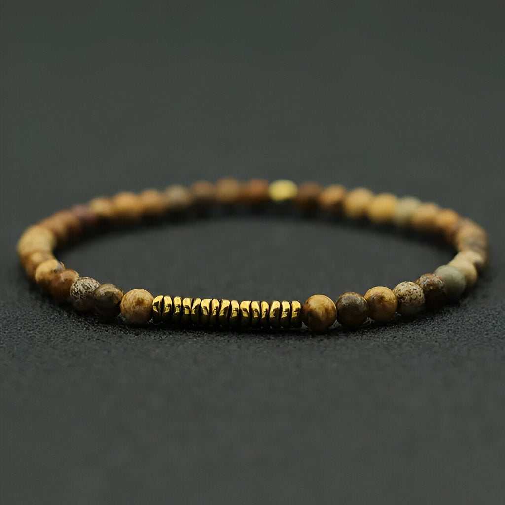 Bracelet fin pour homme en pierres naturelles brun clair avec perles d'hématite dorées au centre.