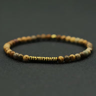 Bracelet fin pour homme en pierres naturelles brun clair avec perles d'hématite dorées au centre.