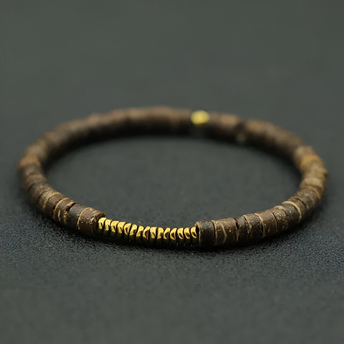 Bracelet fin en pierres naturelles brunes avec perles dorées, style masculin élégant.