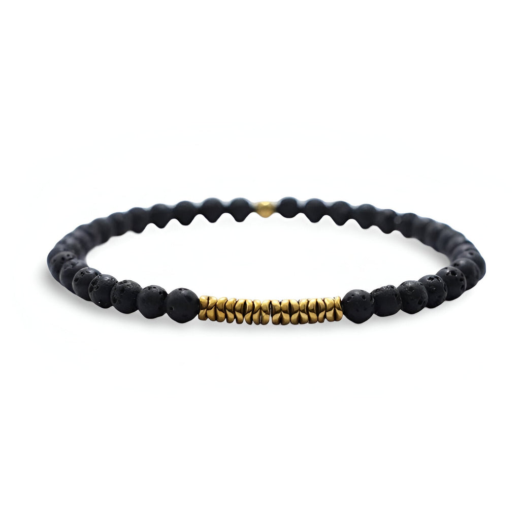 Bracelet fin pour homme en perles noires mat et petites perles dorées centrales en métal.
