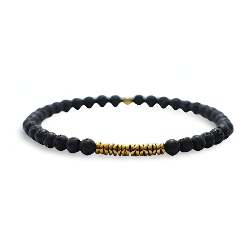 Bracelet fin pour homme en perles noires mat et petites perles dorées centrales en métal.