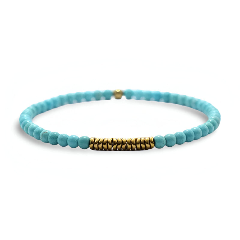 Bracelet fin pour homme en petites perles turquoise avec détail de perles dorées texturées.