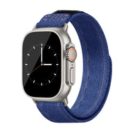 Bracelet en jean denim bleu électrique pour Apple Watch avec boucle ajustable et couture orange contrastante.