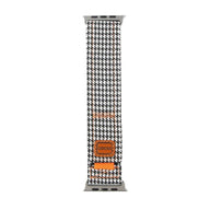 Bracelet pour Apple Watch en tissu à motif pied-de-poule noir et blanc avec détails cuir orange.