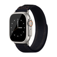 Bracelet en jean denim bleu foncé avec couture orange pour Apple Watch, modèle Locarne, ajustable.