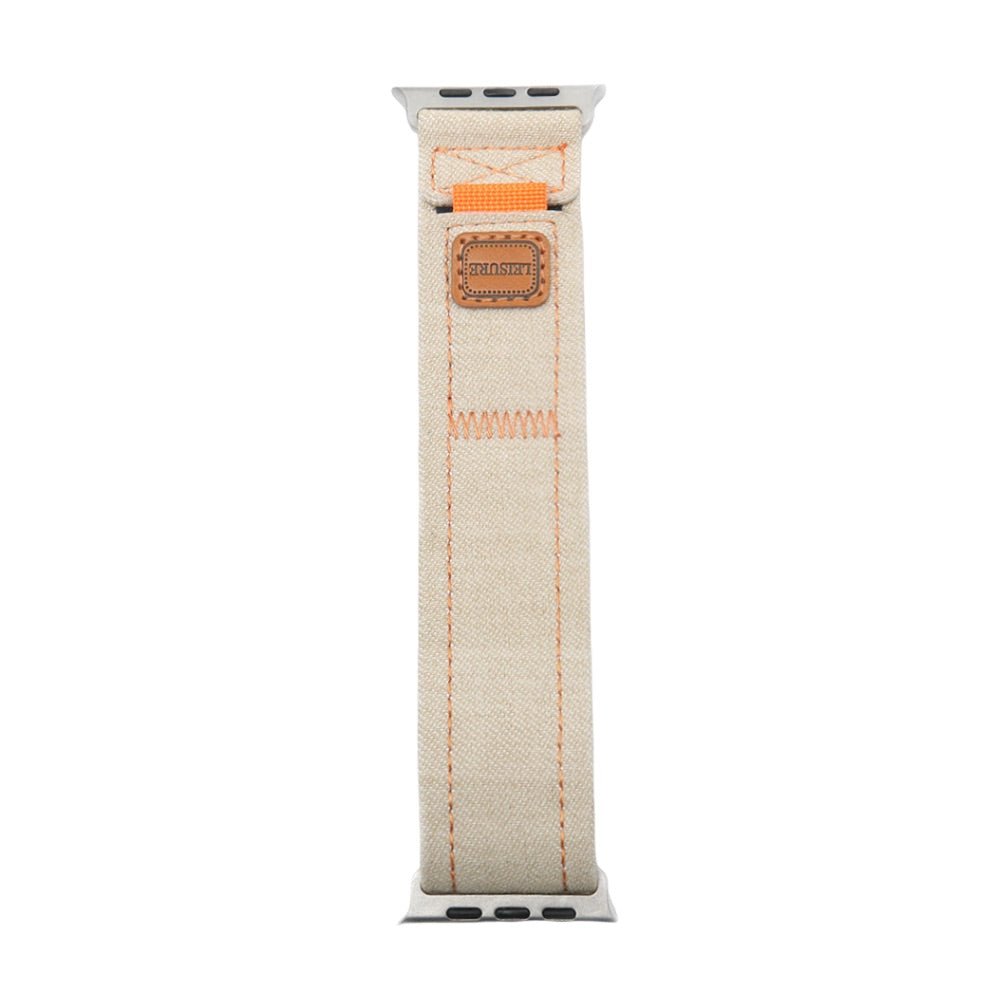 Bracelet Apple Watch en jean denim beige clair avec surpiqûres orange et étiquette cuir marron.