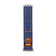 Bracelet Apple Watch en denim bleu foncé avec coutures orange et patch cuir marron.