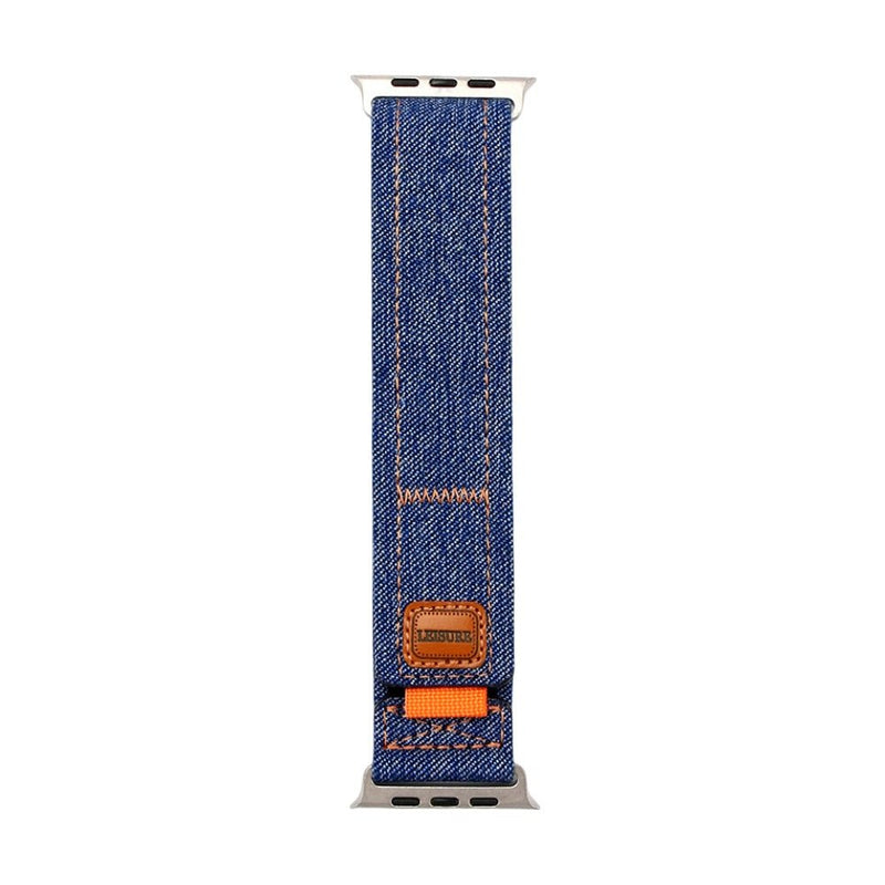 Bracelet Apple Watch en denim bleu foncé avec coutures orange et patch cuir marron.