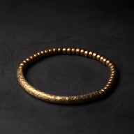 Bracelet femme en laiton avec petites perles marron et barre centrale texturée.