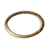 Bracelet femme en laiton avec petites perles marron et bande martelée brillante.