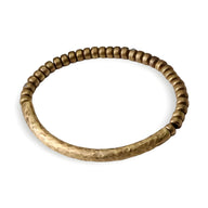 Bracelet femme en laiton avec petites perles marron et bande martelée brillante.