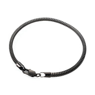 Bracelet fin en maille serpent en acier inoxydable noir avec fermoir élégant.
