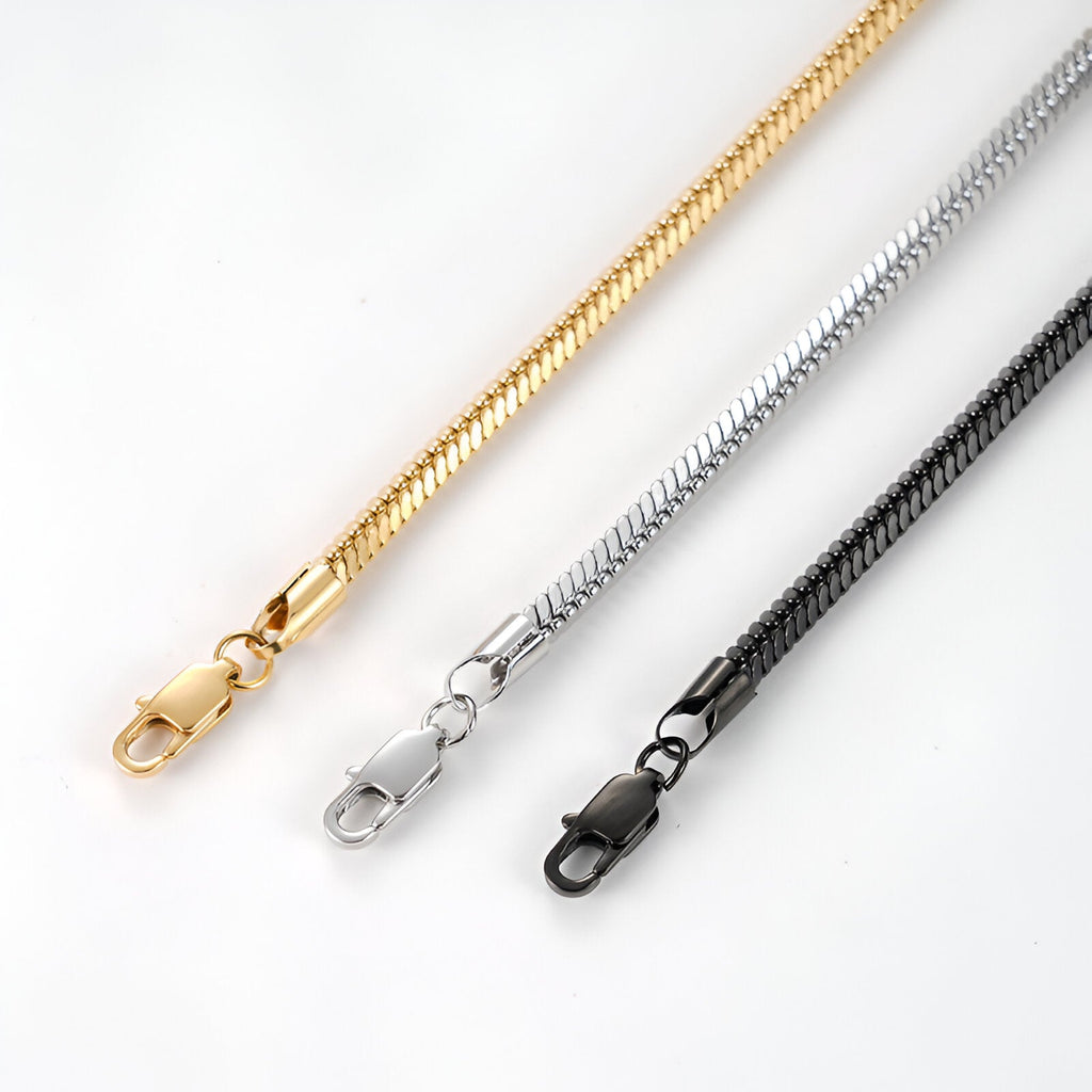 Trois bracelets serpent en acier inoxydable, couleurs or, argent et noir, fermoirs mousqueton.