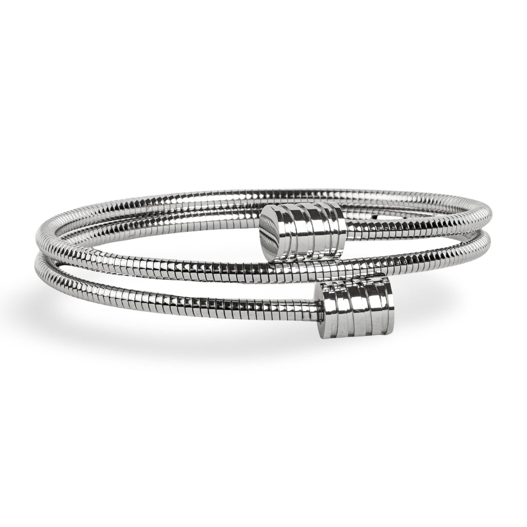 Bracelet jonc souple en maille serpent fine en titane argenté avec fermoirs cylindriques texturés.