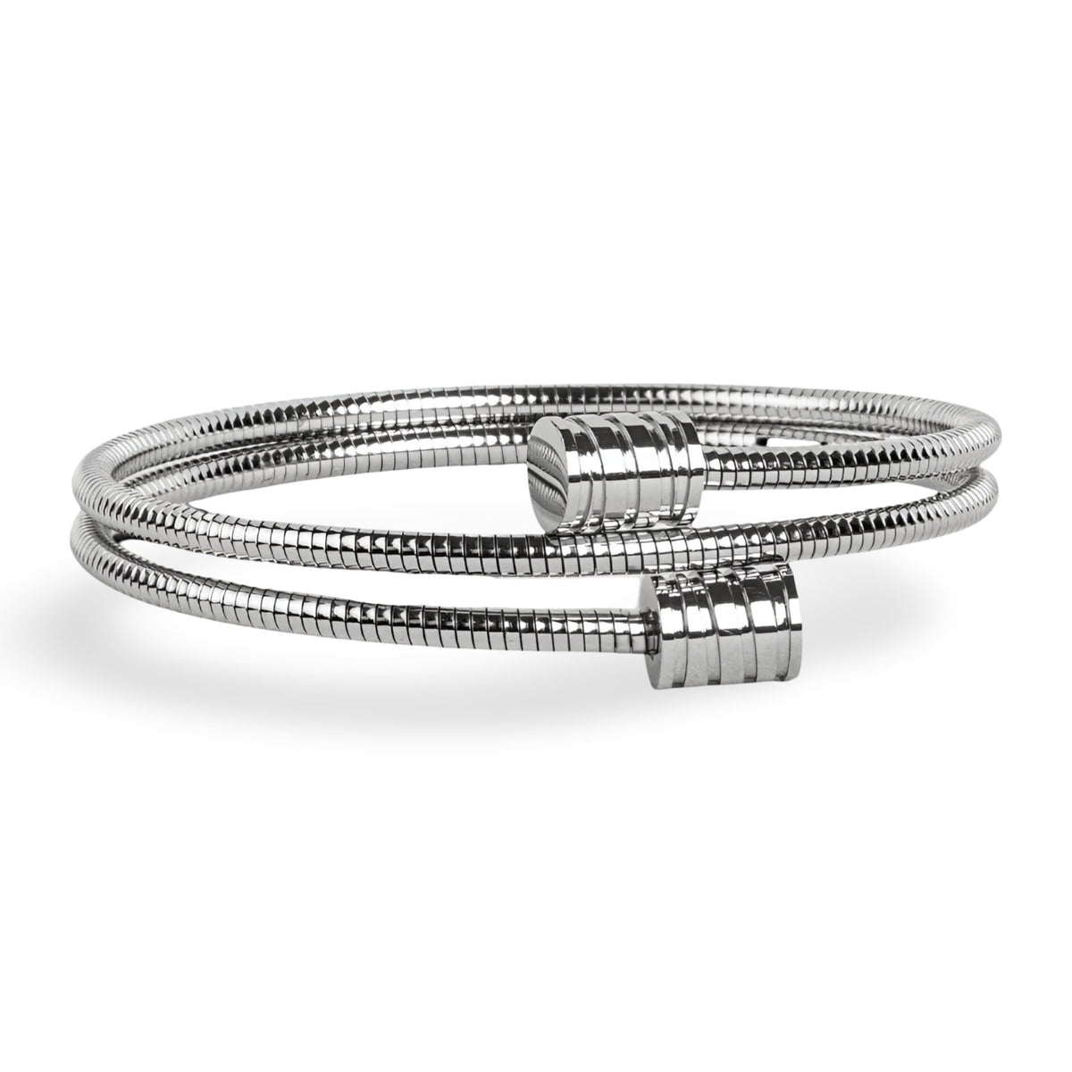 Bracelet jonc souple en maille serpent fine en titane argenté avec fermoirs cylindriques texturés.