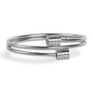 Bracelet jonc souple en maille serpent fine en titane argenté avec fermoirs cylindriques texturés.