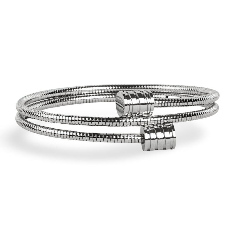 Bracelet jonc souple en maille serpent fine en titane argenté avec fermoirs cylindriques texturés.